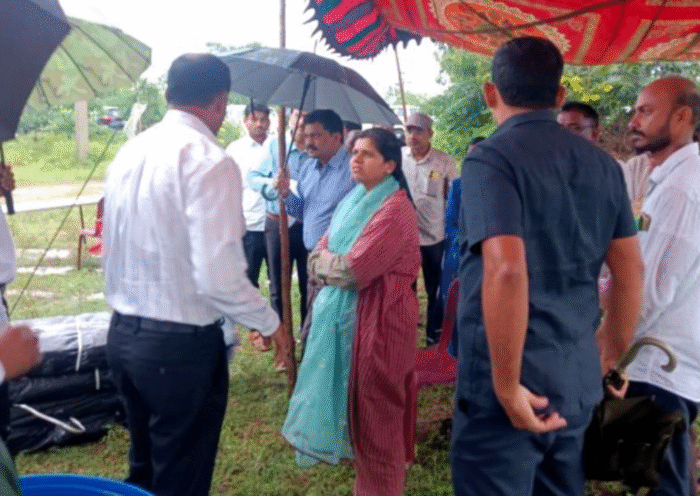 nalgonda collector ila tripathi inspects koppole paddy
