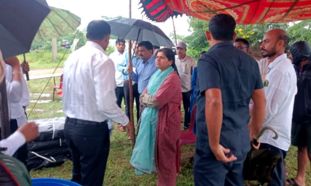 nalgonda collector ila tripathi inspects koppole paddy