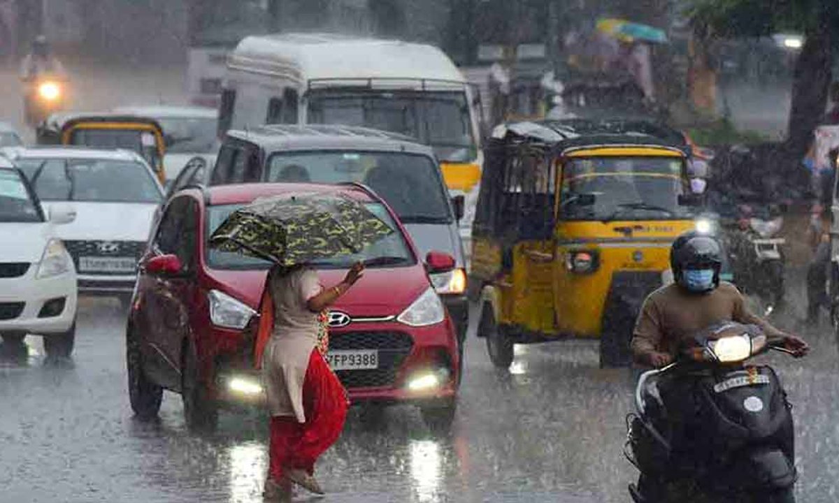 heavy rains in Telangana due to montha cyclone