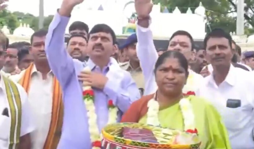 ministers ponguleti, seethakka visit medaram