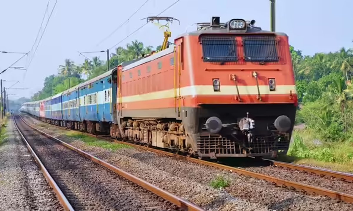 trains cancelled in ap due to cyclone montha