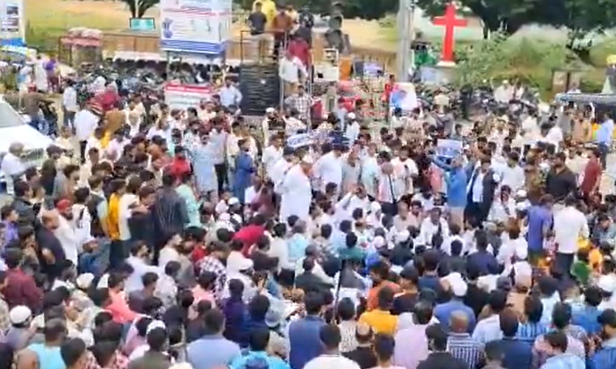 case registered on people for dharna demanding repair of chevella road