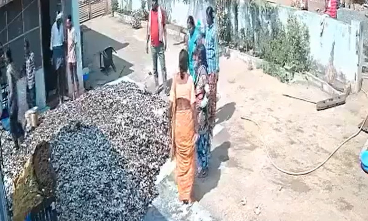 cotton crop burns in mahabubabad