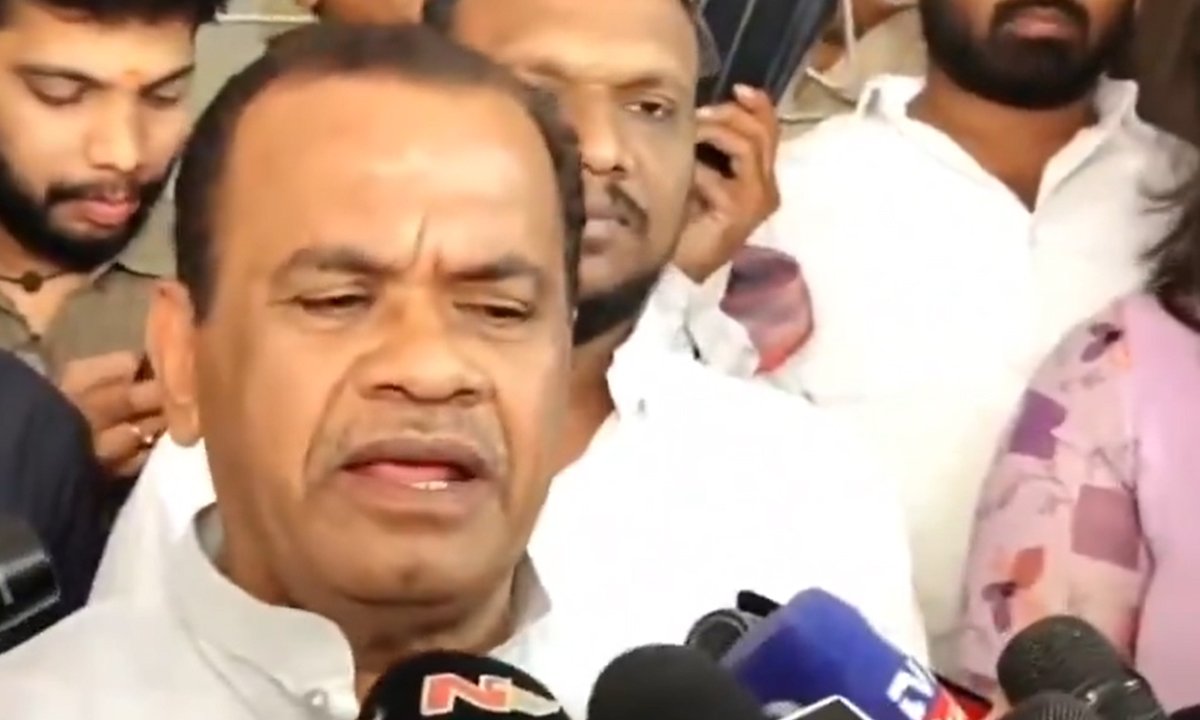 komatreddy demands apology from pawan kalyan