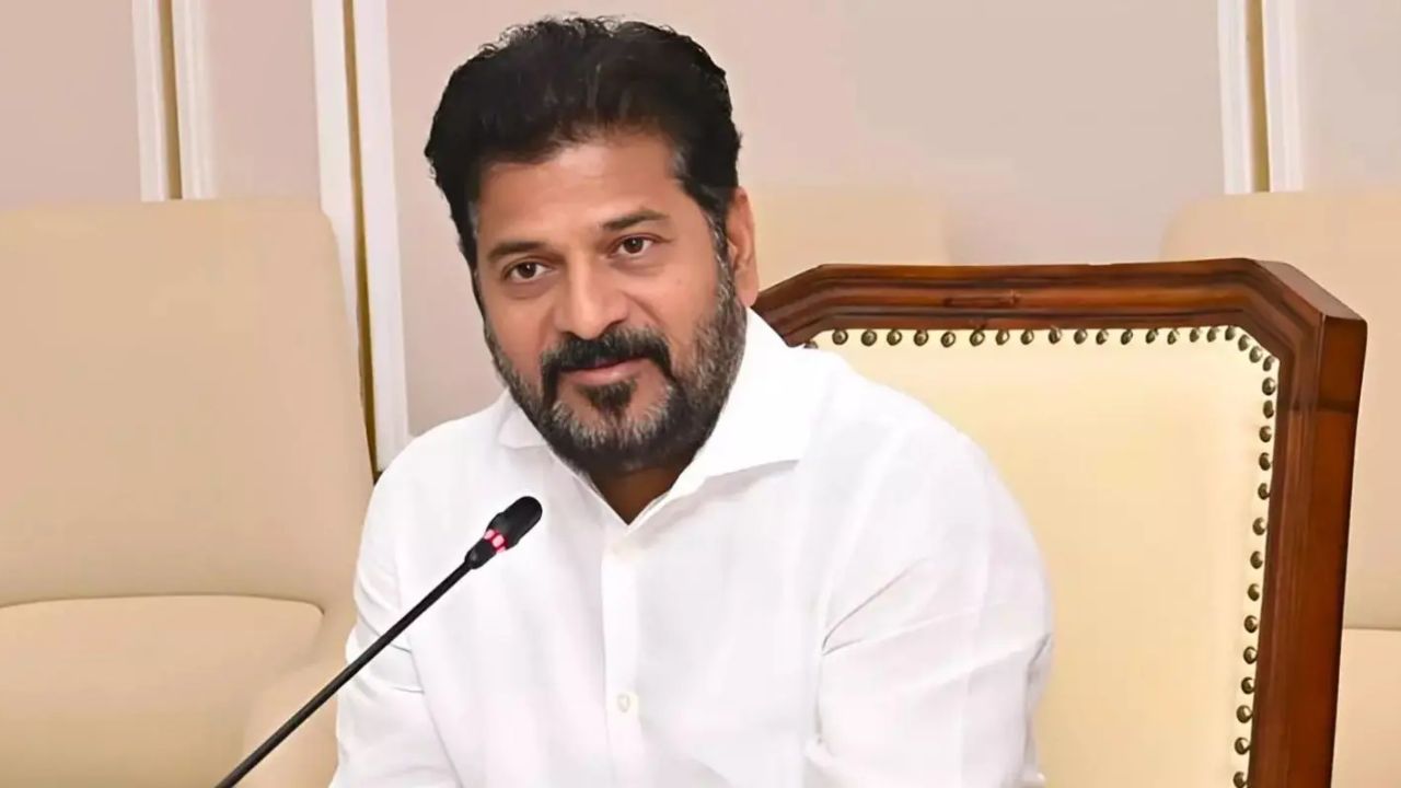 తెలంగాణలో కొత్త చేూత పెన్షన్లు మరియు పీవీసీ రేషన్ కార్డుల పంపిణీ